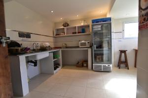 厄尔查尔坦Rancho Aparte Hostel的厨房配有水槽和冰箱