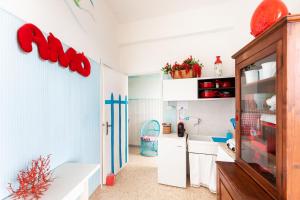 维拉诺瓦Casa Corallo的一间设有厨房的房间,通往一间
