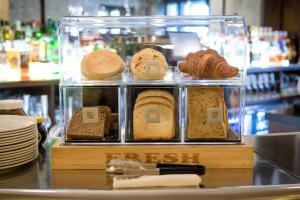 阿伯加文尼阿伯加文尼住宿加早餐旅馆的柜台上带面包和糕点的展示盒