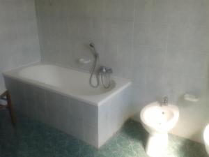 洛克里努拉蒙马酒店的带浴缸和卫生间的浴室。