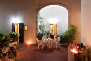 普雷西切B&B Monsellato的一间带桌椅和拱门的用餐室