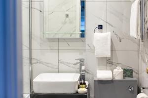 拉尔沃思湾石灰石酒店的白色的浴室设有水槽和镜子