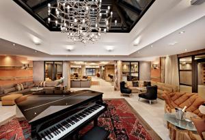 萨莫安斯Residence Alexane的中间设有钢琴的客厅