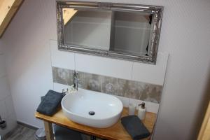 布尔格Der Kolonist的浴室设有白色水槽和镜子