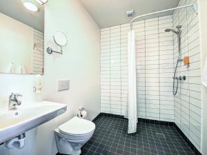 伦讷龙尼酒店 的浴室配有卫生间、盥洗盆和淋浴。