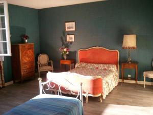 绍莱马斯杜特意松住宿加早餐旅馆的一间卧室设有一张床和绿色的墙壁