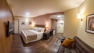弗洛里亚诺波利斯伊利亚港口酒店的酒店客房,配有床和沙发