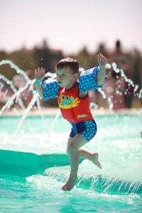 阿尔马维勒基亚图尔大坝特雷中心酒店的一个小男孩在水中跳水