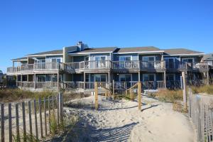 达克Ocean Pines Resort by Capital Vacations的海滩上带围栏的大房子