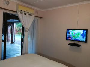 理查兹湾Emangunini Guest house的卧室配有壁挂式平面电视。