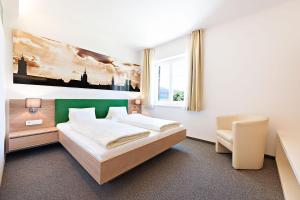 沃尔特湖畔佩莎赫Strandhotel Kärntnerhof的酒店客房设有床和窗户。
