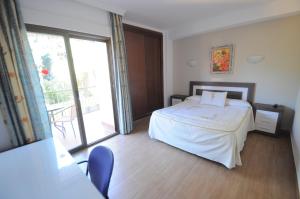 阿尔姆尼卡戈雅酒店的一间卧室设有一张床和一个大窗户