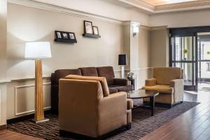 多森Sleep Inn & Suites Dothan North的客厅配有沙发、两把椅子和一张桌子