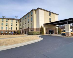 史密斯堡Comfort Inn & Suites Fort Smith I-540的大楼前的一个空停车位