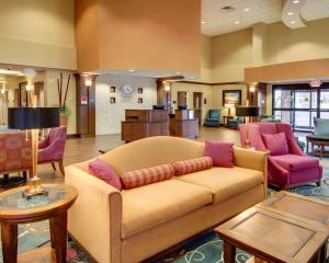 Comfort Suites Texarkana Arkansas大厅或接待区