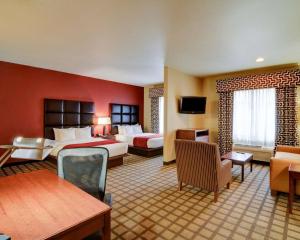 史密斯堡Comfort Inn & Suites Fort Smith I-540的酒店客房,设有两张床和一张沙发