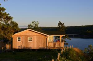 Deep BrookStill Point Lodge的小木屋 - 带湖上门廊