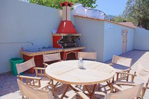 Ayia MarinaMarilena Sunset Villa 2的庭院配有桌椅和炉灶。