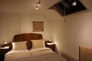 NieuwstadtKoperen keteltje的一间卧室设有两张床和两个床头柜
