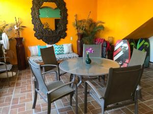 萨尤利塔Casa Juanita的一间带桌椅和镜子的用餐室