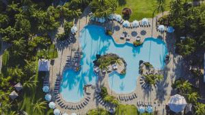 瓦克拉Fairmont Orchid Gold Experience的享有度假村游泳池的空中景致