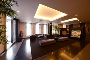 上田市路线站前田大酒店的大堂设有带沙发和电视的等候区。