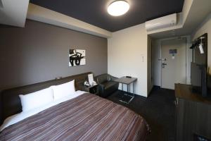 上田市路线站前田大酒店的配有一张床和一张书桌的酒店客房