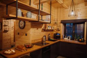 克雷尼察N°75- Na Uboczu的厨房设有木墙和带水槽的台面。