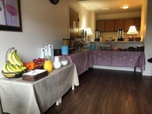 太平洋丛林莫纳科度假酒店的厨房配有带水果的桌子