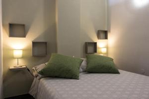 塔科龙特Apartamento con las mejores vistas frente al mar的一间卧室配有一张带两个绿色枕头的床