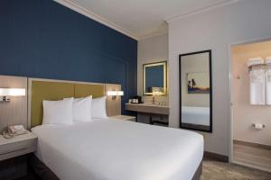 洛杉矶圣莫尼卡啤可旅游宾馆的一间带白色大床的卧室和一间浴室