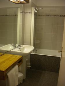 纳斯比纳勒兰多尼酒店的浴室配有盥洗盆、卫生间和浴缸。