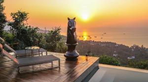 涛岛纳鲁阿别墅酒店的阳台享有大海和日落美景。