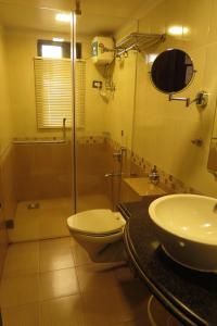 孟买乔di居住酒店的浴室配有卫生间、淋浴和盥洗盆。