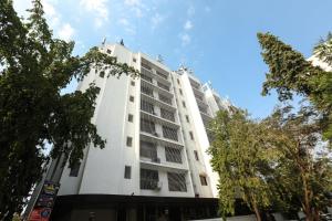 孟买乔di居住酒店的前面有树木的白色建筑