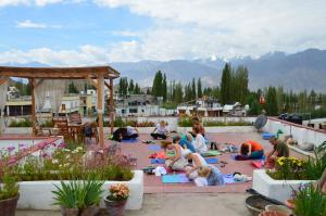列城灵子酒店的一群人在庭院里做瑜伽