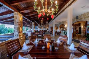 萨瓦拉Hotel Skalinada的一间带桌椅和吊灯的餐厅