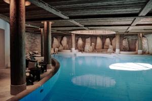 格施塔德阿尔皮纳格施塔德酒店的一座大型游泳池,位于一座带大型游泳池的建筑内