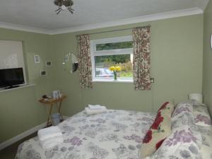 赫克瑟姆The Barn, Bellingham的一间卧室设有一张床和一个窗口
