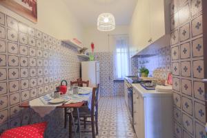 蒙特罗索阿尔马雷Costamare的一间带桌子的厨房和一间餐厅