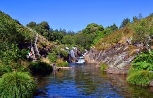 VillastoseO Cabanel Albergue-Bar的峡谷中的河流,有瀑布
