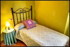 莫雷拉Casa La Querola的一间卧室配有一张带枕头和灯的床