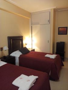 圣米格尔·德·图库玛Hotel Le Park的酒店客房,配有两张带毛巾的床