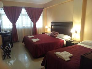 圣米格尔·德·图库玛Hotel Le Park的酒店客房,配有两张带毛巾的床