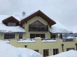 安纳贝格-伦格茨Annaberg的雪覆盖的房子