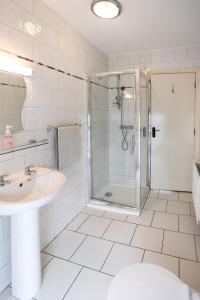 莫维尔温馨小屋式酒店的带淋浴和盥洗盆的浴室