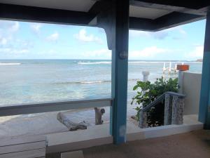 CalibishieCalibishie Sandbar的从客房窗户可欣赏到海滩美景