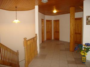 包道乔尼托毛伊Badacsony Apartmanház的走廊上设有楼梯和木制天花板