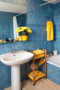 普拉加德阿罗波尔发德酒店的蓝色瓷砖浴室设有水槽和浴缸