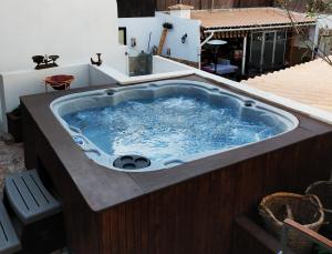 法鲁Opus One Luxury Guest House & Wine的一座大楼的顶部设有热水浴池